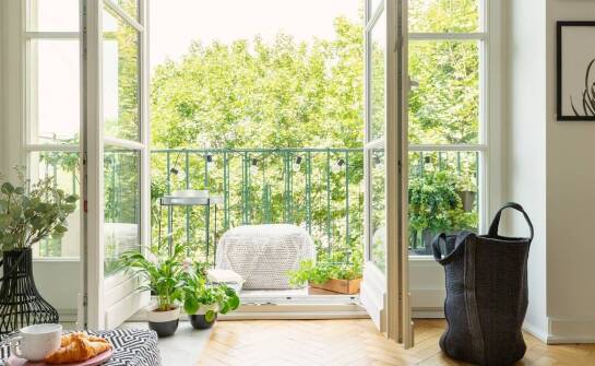 Estetyczne balkonowe aranżacje z użyciem stojaków na doniczki