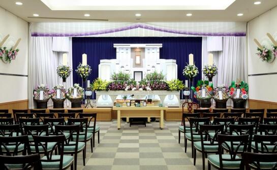 Co warto wiedzieć o organizacji kremacyjnej ceremonii?