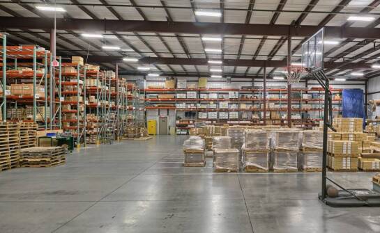 Wózki widłowe a magazynowa efektywność – jakie modele wybrać?