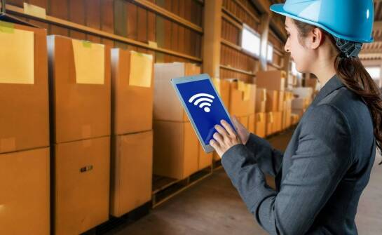 Jak magazynowy program pomaga w monitorowaniu przepływu towarów?