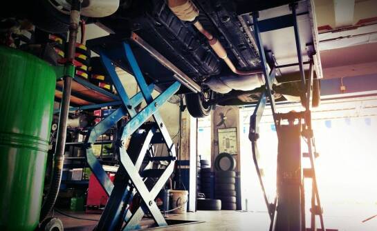 Zalety stosowania kanałowych podnośników przy naprawie busów i vanów