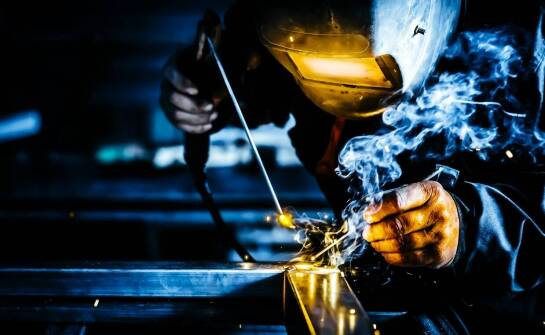 Zalety współpracy z doświadczonym producentem stalowych konstrukcji