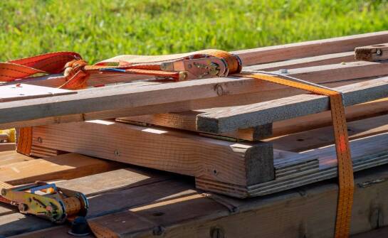 Jakie funkcje spełniają mocujące taśmy w logistyce i transporcie?