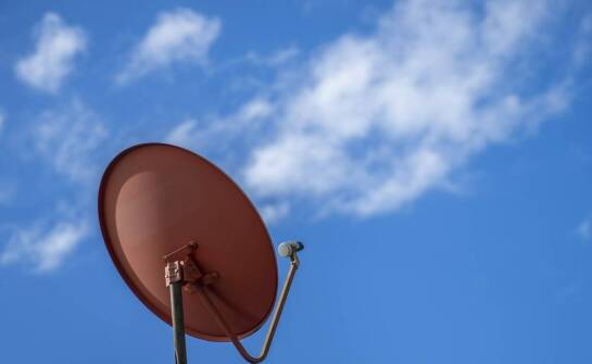Jak instalacja satelitarnej anteny wpływa na dostęp do międzynarodowych telewizyjnych kanałów?