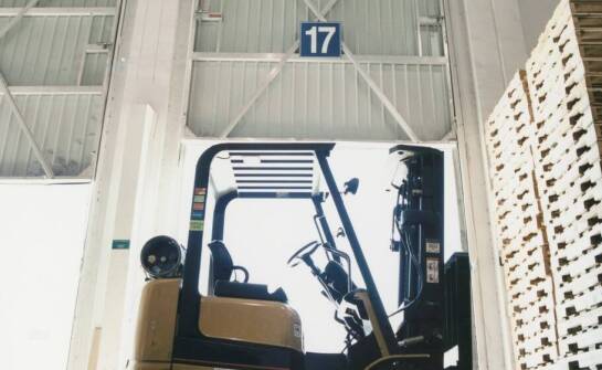 Rola elektrycznych wózków widłowych w zrównoważonym zarządzaniu magazynem