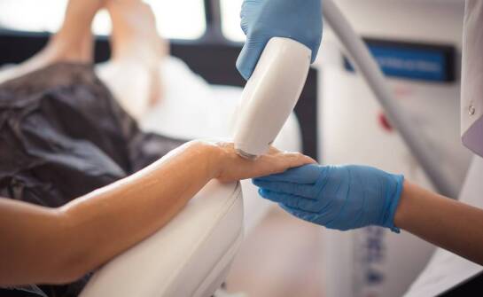 Czy laserowe usuwanie blizn jest bezpieczne dla każdej osoby?