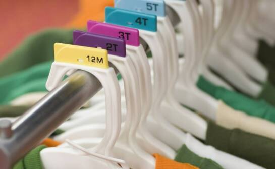 Jakie czynniki wpływają na wybór odpowiednich akcesoriów do zawieszania flagi?