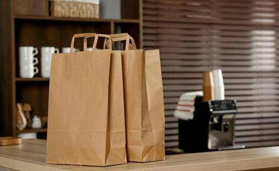 Personalizacja papierowych torebek – jak wyróżnić się na rynku?