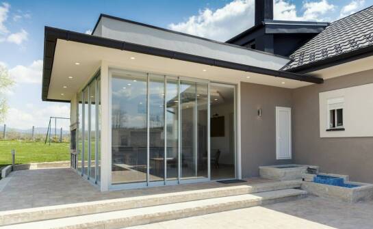 Aluminiowe okna a domowe bezpieczeństwo – co warto wiedzieć?