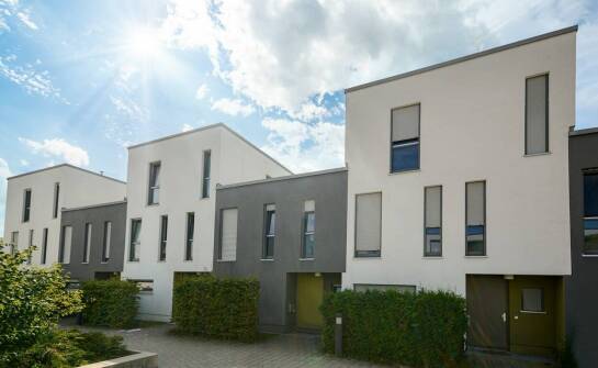 Praktyczne zalety szeregowych domów z postojowymi miejscami