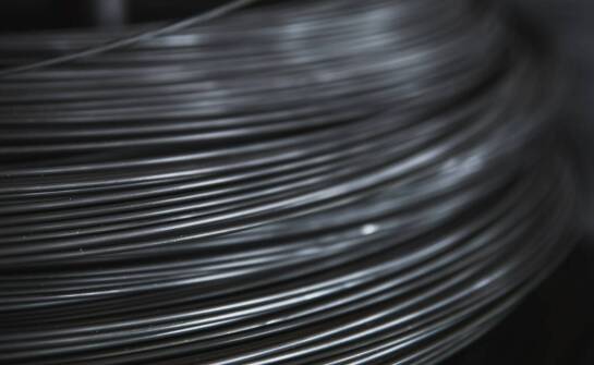 Nierdzewne opaski zaciskowe: znaczenie precyzyjnego montażu dla trwałości