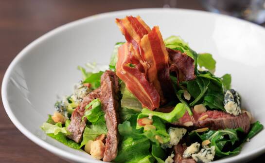 Kreatywne sposoby wykorzystania dojrzewającego boczku w sałatkach