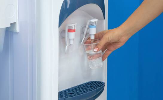 Wpływ czystej wody na jakość powietrza w biurze