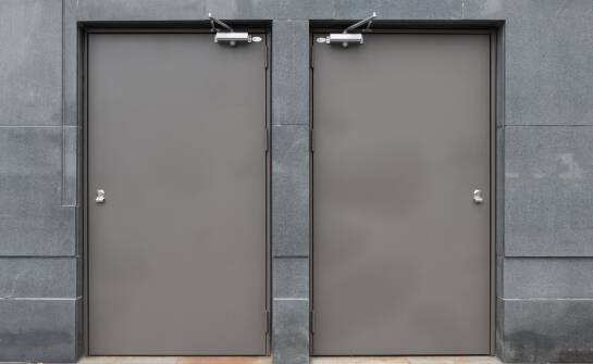 Jak prawidłowo konserwować techniczne drzwi metalowe, aby zachować ich trwałość?
