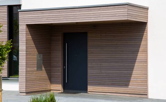 Zalety zamówienia drzwi klatkowych z dostawą na terenie w promieniu 50 km