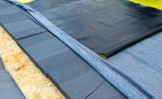 Wybór materiałów do ocieplenia płaskiego dachu – co warto wiedzieć?