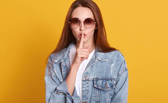 Najlepsze stylizacje z jeansowymi bluzkami na wieczorne wyjścia