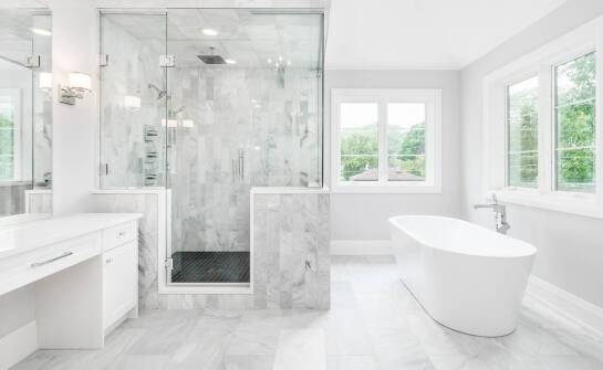 Dlaczego wybór odpowiednich łazienkowych akcesoriów jest kluczowy dla spójności wnętrza?