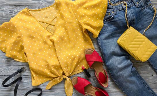 Przewodnik po modnych damskich T-shirtach do jeansów