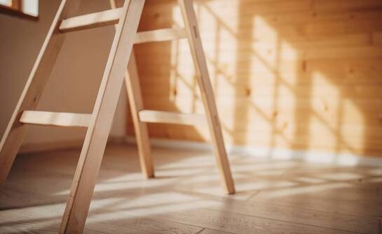 Zastosowanie drewnianych drabin w branży ratowniczej – kluczowe aspekty