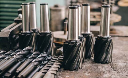 Wybór odpowiednich frezów dla profesjonalistów i amatorów do majsterkowania