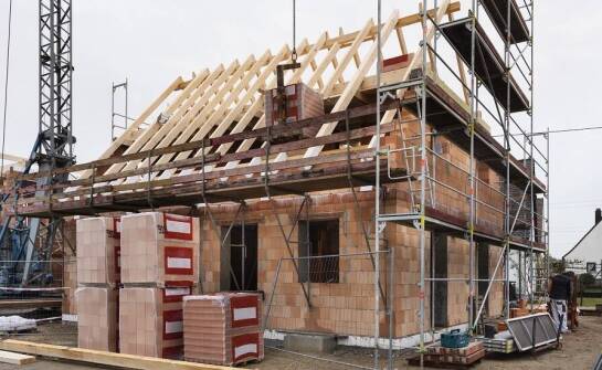 Jak planować harmonogram prac przy budowie domu?