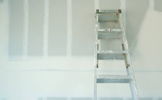 Jak wybrać odpowiednią 3-częściową drabinę do profesjonalnych zadań?