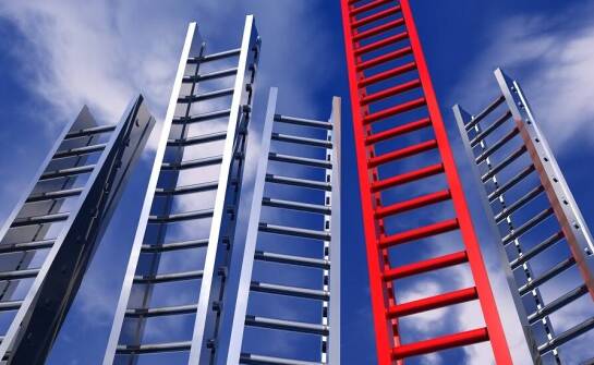 Drabiny słupkowe – jakie korzyści przynoszą przy pracy na wysokościach?