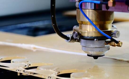 Jak technologia grawerowania na plexi zmienia podejście do projektowania materiałów promocyjnych?