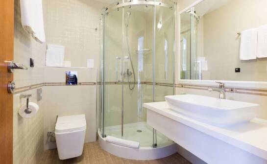 Jak dopasować kabinę prysznicową na wymiar do stylu w łazience?