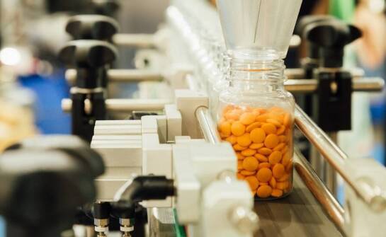 Znaczenie inwestycji w nowoczesne linie produkcyjne dla branży suplementów diety