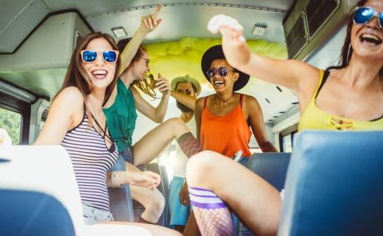 Komfortowy bus na koncert – co warto wiedzieć przed wynajmem?