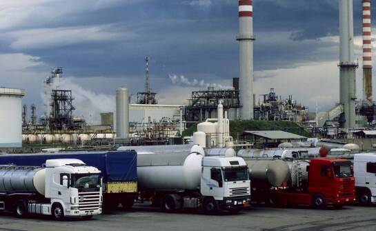 Jak dystrybucja olejów napędowych wpływa na sektor transportowy?