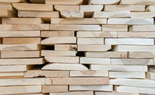 Liściasta tarcica: Kluczowe aspekty wpływające na jej wybór przez klientów