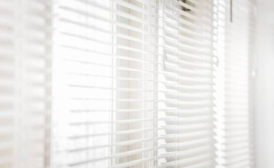 Zalety profesjonalnego montażu rolet i żaluzji