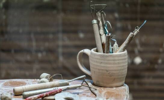 Proces powstawania ręcznie tworzonych naczyń: od gliny do gotowego produktu.