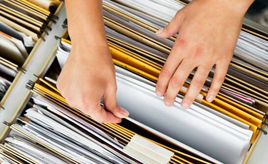 Jakie są korzyści z prowadzenia osobowych akt przez specjalistów?