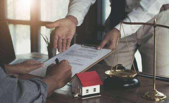 Ile kosztuje adwokat w Warszawie? Czynniki, które wpływają na ceny usług