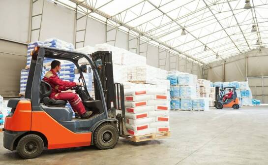 Jak zwiększyć efektywność linii produkcyjnej dzięki wywrotnicy do skrzyniopalet?