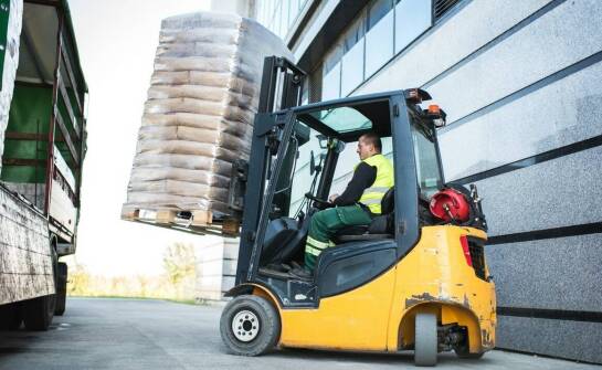 Z jakich etapów składa się transport widłowych wózków?