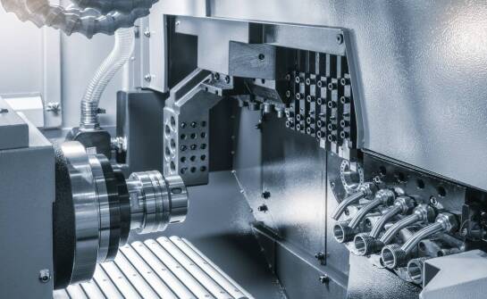 Jakie korzyści przynoszą centra obróbcze w produkcji stalowych elementów?