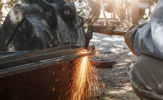 Jak laserowe cięcie poprawia efektywność procesów przemysłowych?