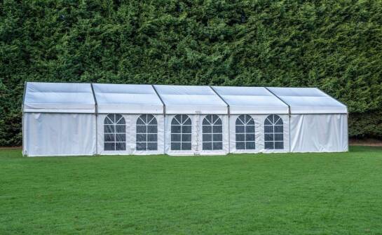 Przewodnik po wynajmie namiotów na rodzinne przyjęcia: Od A do Z