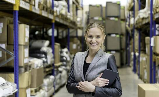 Jak producent wysyłkowych kartonów wpływa na optymalizację logistyki dla swoich klientów?