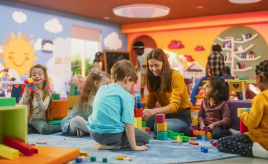 Konstrukcje do sali zabaw a kreatywność dzieci – jak wspierać rozwój najmłodszych?
