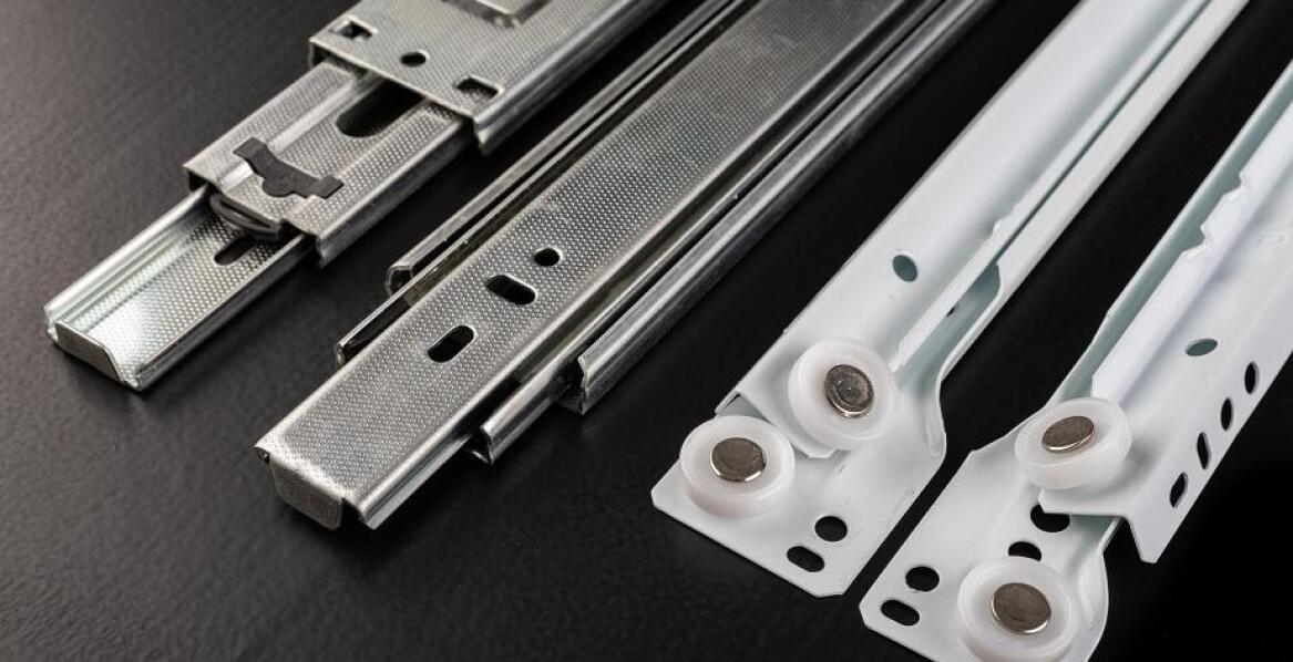 Jak wybrać właściwe plastikowe prowadnice do mebli tapicerowanych?