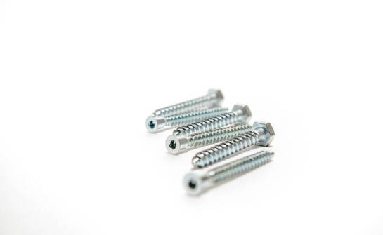 Śruba m4 – niezbędny element w asortymencie meblowych akcesoriów hurtowni