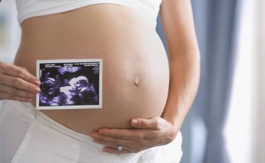 Sesje ciążowe jako rodzinna pamiątka – dlaczego warto je mieć?