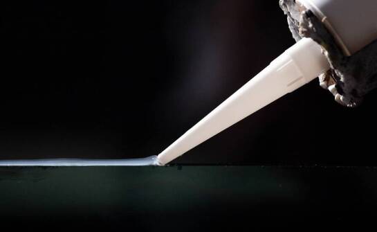 Jak poprawnie stosować silikonowe smary w konserwacji elektroenergetycznych elementów?