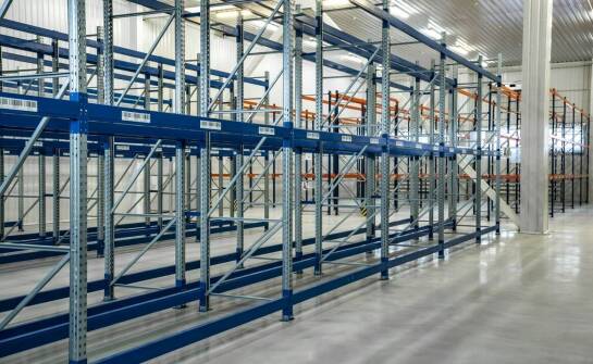 Wpływ profesjonalnego serwisu magazynowych regałów na zarządzanie przestrzenią